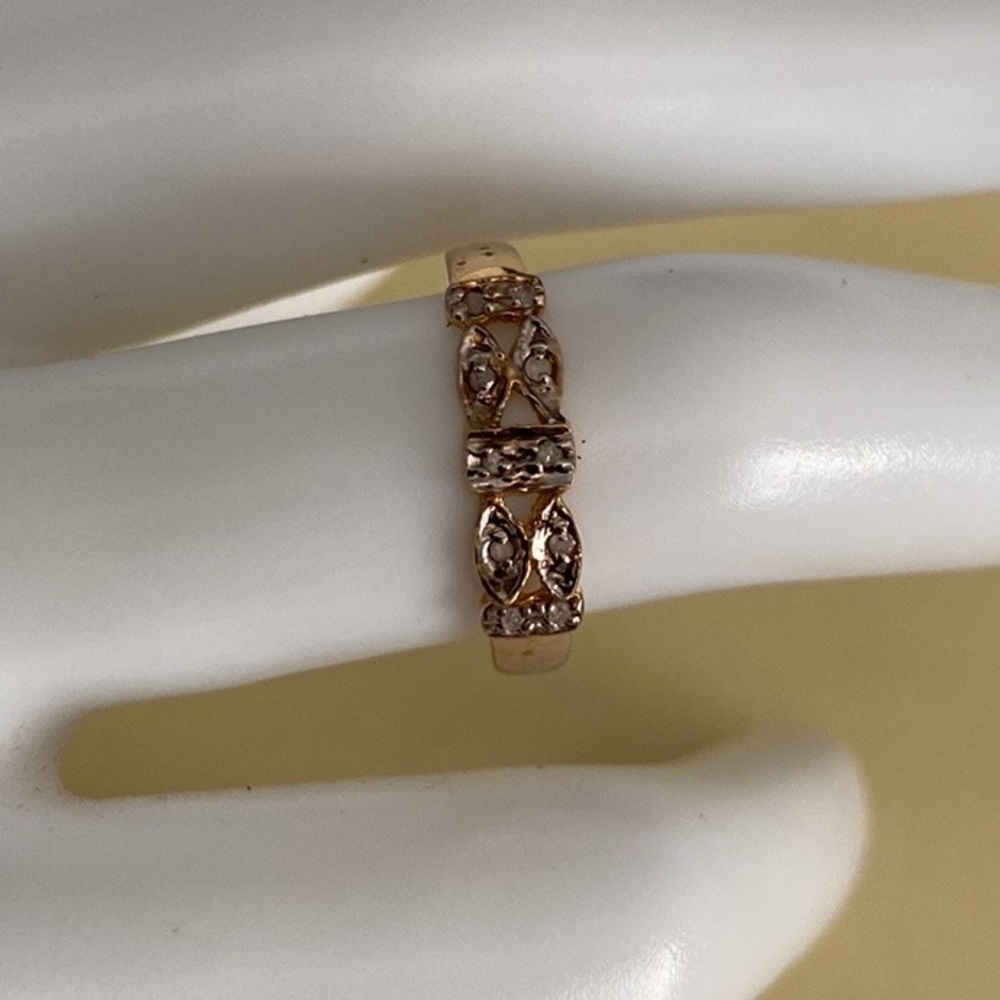 Beautiful Solid 10k gold 10-diamond chips lightweight ring. Mark:10k. Weighs0.9g